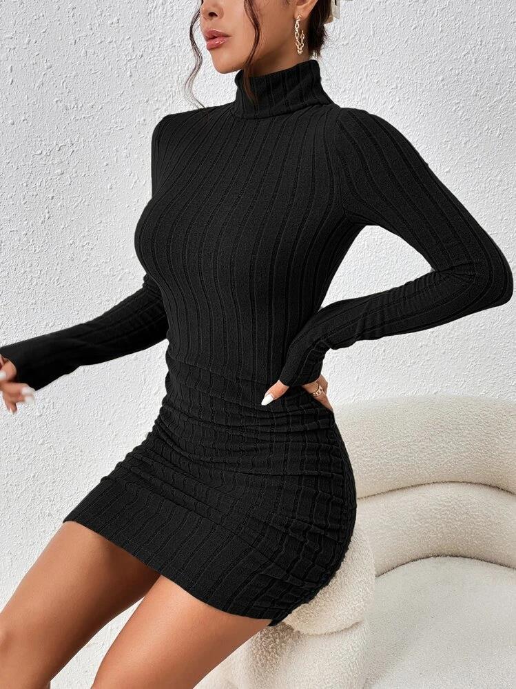 Robe courte ajustée manches longues