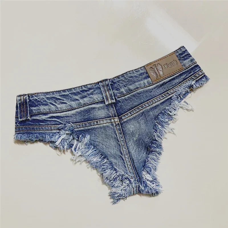 Mini-short denim effiloché