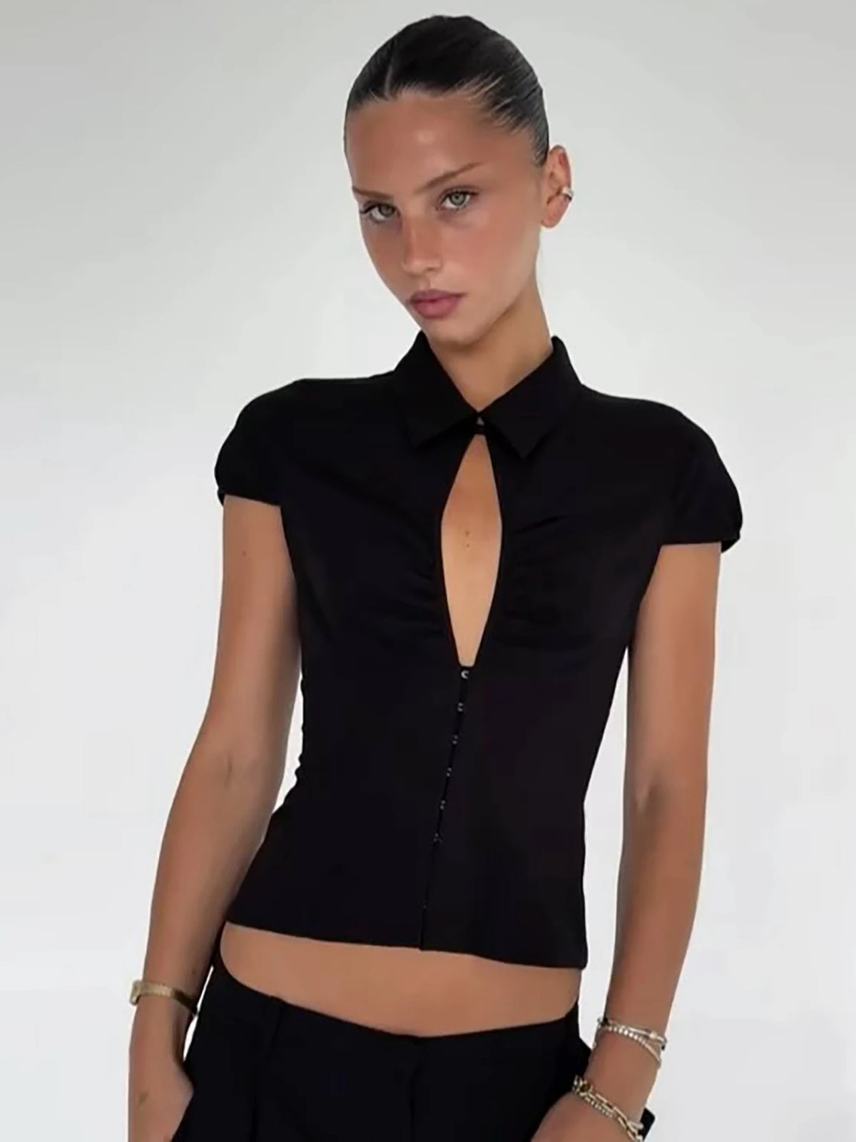 Top noir cintré à col